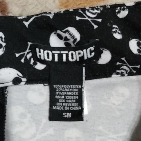 NWOT Hot Topic Skull Miniskirt - Picture 3 of 4